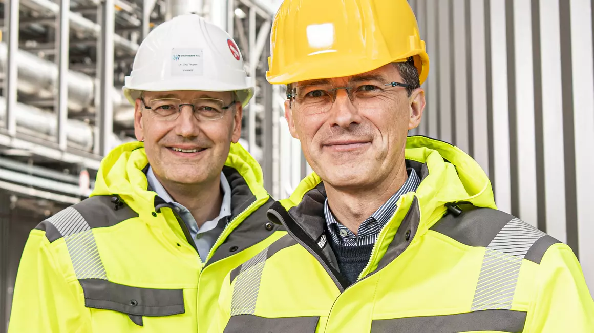 Dr. Jörg Teupen (li.), Vorstand Technik und Personal der Stadtwerke Kiel, und Frank Meier, Vorstandsvorsitzender, begrüßen die Ankündigung zum Zubau neuer Gaskraftwerke.