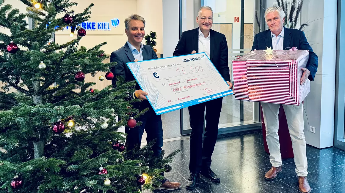 Ein großes Geschenk statt zahlreicher kleiner Präsente für Geschäftspartner: Dr. Jörg Teupen (mi.) überreicht Dr. Volker El-Samalouti und Nahmen Roeloffs 15.000 Euro.