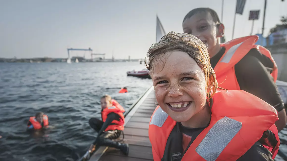 Die Stadtwerke Kiel unterstützen zahlreiche soziale und sportliche Projekte in Kiel und Umgebung, wie das Segelcamp an der Kieler Förde.