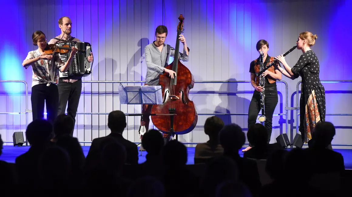 Zum Benefizkonzert spielen junge, begabte Musizierende. 2021 trat die Klezmer-Band Vagabund beim LMN-Benefizkonzert auf.